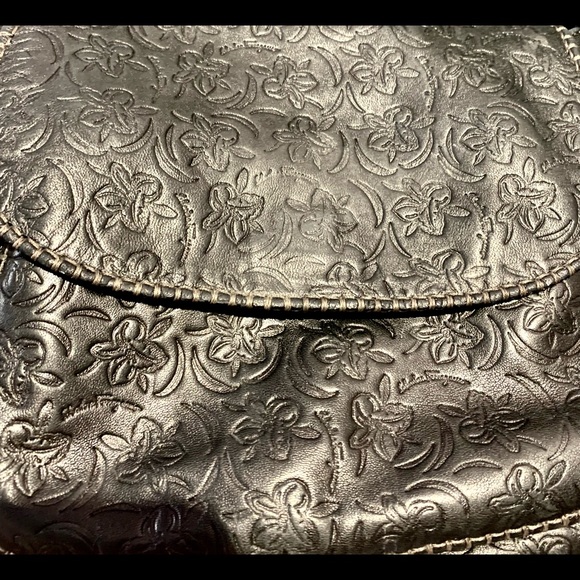 Ferragamo leather shoulder bag- like new - Picture 2 of 9
